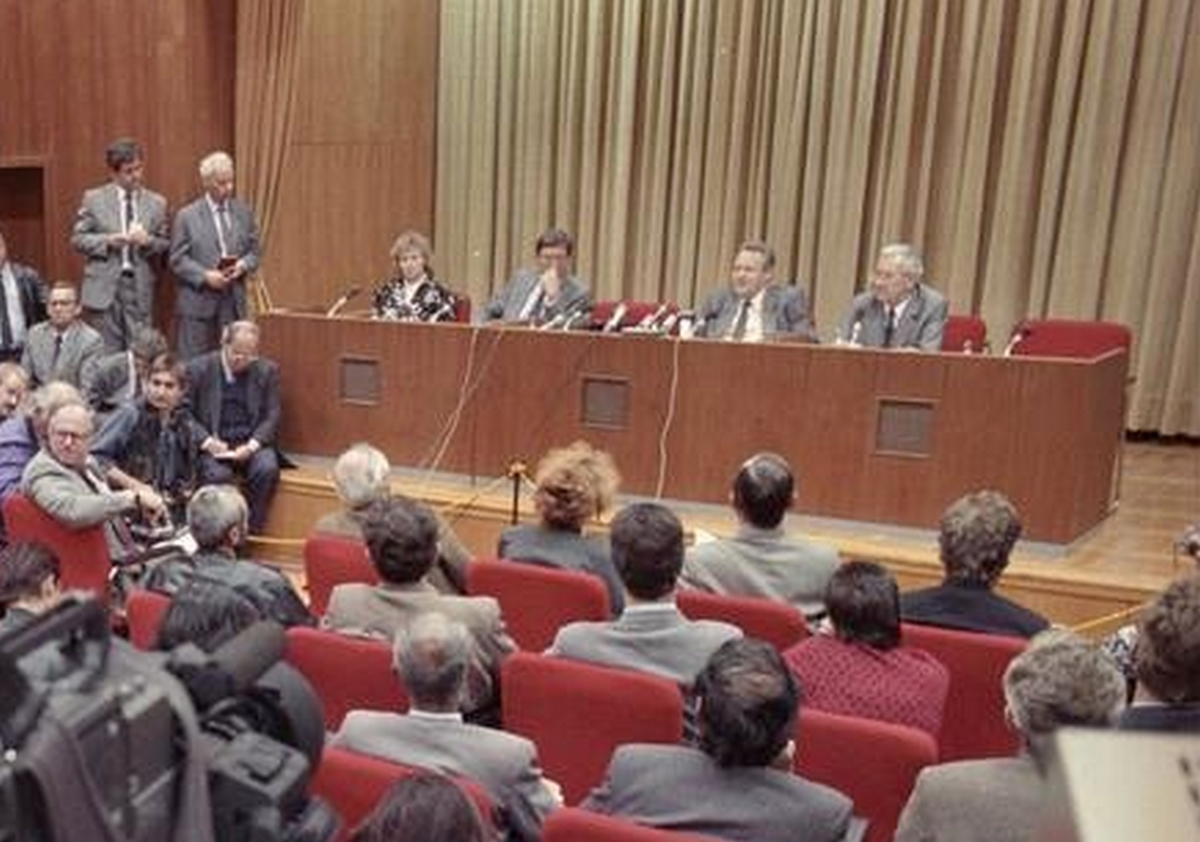  - 000237-Bundesarchiv_Bild_183-1989-1109-030_Berlin_Schabowski_auf_Pressekonferenz